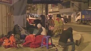Padres de familia duermen afuera de colegio en Villa María del Triunfo para conseguir vacante [VIDEO]