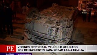 Vecinos destrozan vehículo que fue usado por delincuentes para robar a una familia [VIDEO]