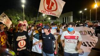 Universitario: Los hinchas cremas alentaron a su equipo desde los exteriores del hotel