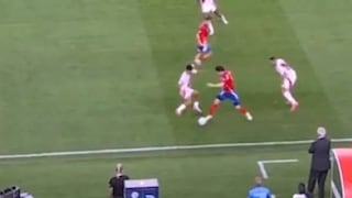 ¿Le faltó físico? Piero Quispe salió volando tras chocar contra un chileno (VIDEO)