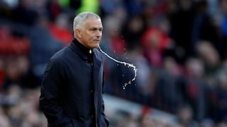 José Mourinho se divierte lanzando agua contra una cámara [VIDEO]