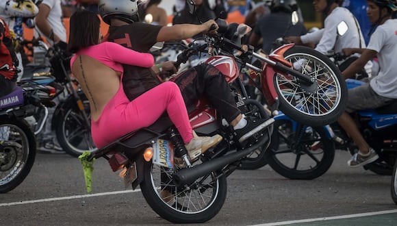Motociclistas hacen acrobacias el sábado en Caracas (Venezuela).  (Foto: EFE/ Miguel Gutierrez)