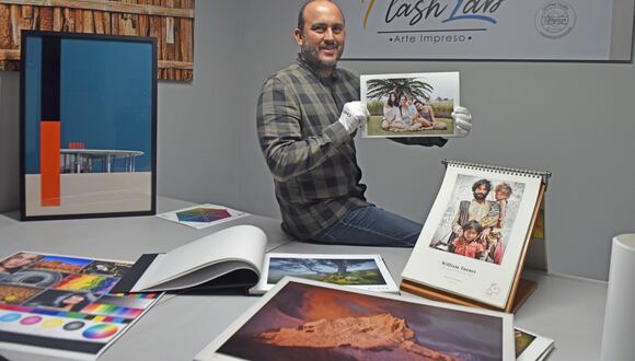 Luis Eduardo sostiene una foto familiar, una imagen “para contemplar”, como él mismo dice. (Foto: Javier Zapata).