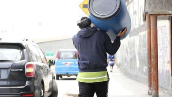 Ante el corte de agua, aumenta la demanda de recipientes de plástico. (Foto: Andina)