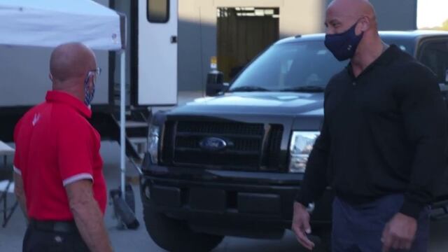 Dwayne “La Roca” Johnson regala lujosa camioneta a amigo que lo apoyó en su adolescencia | VIDEO
