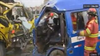 Al menos 5 heridos tras aparatoso choque de combi y camión en Comas [VIDEO]