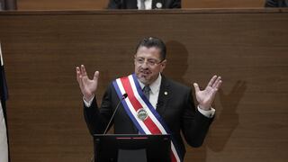 Sumido en el escándalo, Rodrigo Chaves jura como nuevo presidente de Costa Rica
