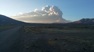 Alerta de dispersión de cenizas tras emisiones continuas del volcán Ubinas