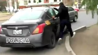 ¡Como delincuentes! Policías fugan en patrullero tras ser descubiertos cobrando una coima [VIDEO]