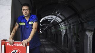 Kike Ferrari, el escritor reconocido y premiado que se dedica a limpiar el metro en Argentina 