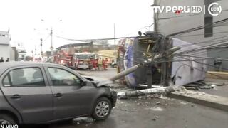 Choque de cúster y auto contra poste deja 15 heridos en la Av. Dueñas [VIDEO]