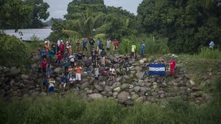 Migrantes hondureños entonaron su himno luego de cruzar a México | VIDEO