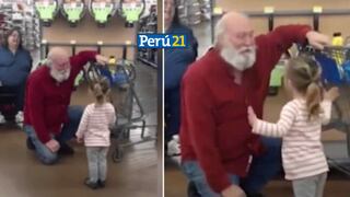 ¡Inocencia pura! Niña confunde a un hombre con Papá Noel en un supermercado y este le sigue el juego [VIDEO]