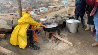 Gisela Valcárcel llevó ayuda y preparó saltadito de mollejas para los vecinos del centro poblado ‘El Paraíso’ 