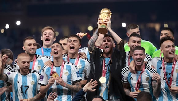 Lionel Messi y los jugadores de Argentina posan con el trofeo de la Copa del Mundo 2022 (Foto: EFE).