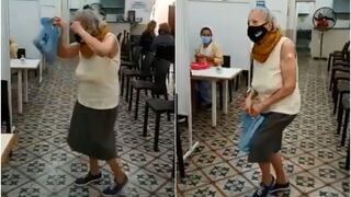 Una abuelita bailó de la alegría tras recibir la vacuna contra el covid-19 