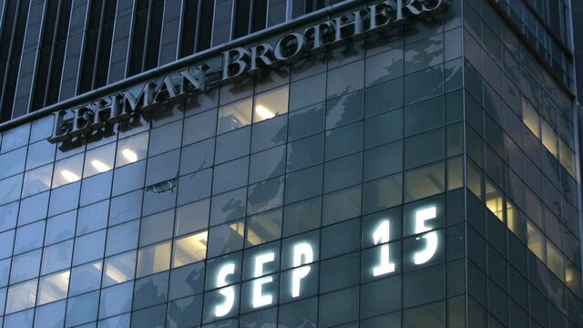 Fondos y deuda, preocupaciones a una década de la caída de Lehman Brothers