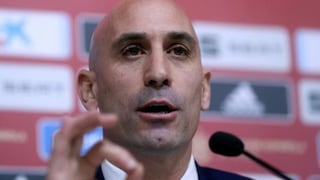 Presidente de Federación Española de Fútbol pide disculpas tras besar a campeona del mundo
