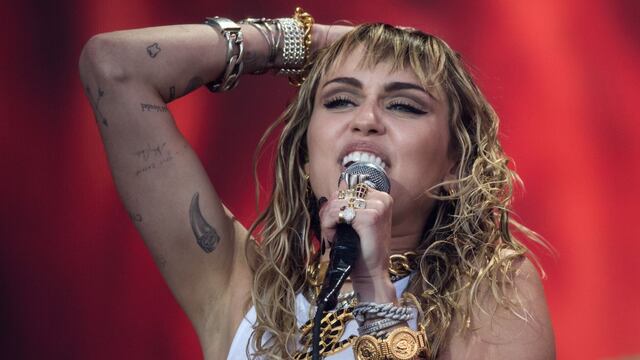 Miley Cyrus lanzó su esperado álbum “Plastic Hearts”, con la fantasía del rock de los años 80