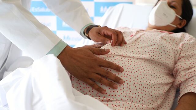Médicos de EsSalud realizan compleja cirugía en vientre de gestante y salvan a futuras gemelas