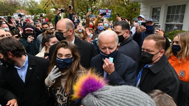 Joe Biden visitó a la tumba de su hijo Beau en el inicio de la jornada electoral