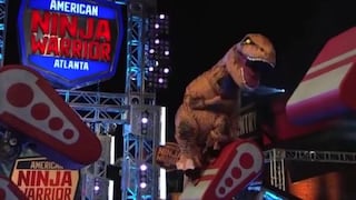 YouTube: Mira cómo este T-Rex se balancea en el aire para completar el circuito ninja [Video]