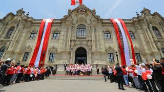Palacio de Gobierno se viste rojo y blanco antes del Perú vs. Nueva Zelanda [FOTOS]