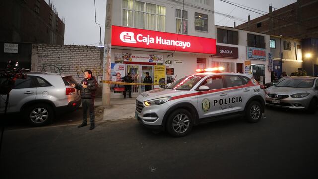¡Tengan cuidado! Manada de ladrones asalta Caja Huancayo disfrazada de policías