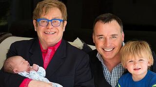 Elton John presenta a Elijah, su segundo hijo