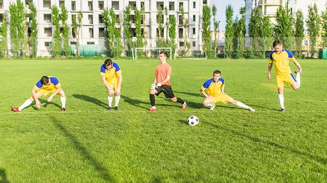 Vive con cuidado la fiebre del fútbol: ¿cómo evitar y atender las lesiones?