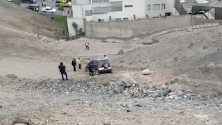 Surco: camioneta se despista en cerro, cae a un abismo de 50 metros y casi se empotra en una casa 