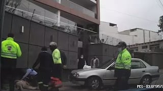 Hombre intentó ayudar a su esposa a estacionar su auto, pero la atropelló accidentalmente en Surco [VIDEO]