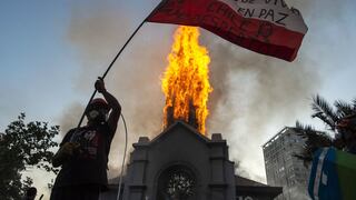Chile: encapuchados incendian y dañan dos iglesias tras de masiva manifestación en Santiago [VIDEO]
