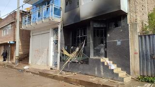 Huancavelica: Manifestantes apedrean y queman casa del gobernador regional Leoncio Huayllani
