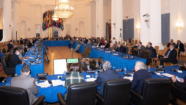 La OEA condena “enérgicamente” la irrupción de Ecuador en embajada mexicana 