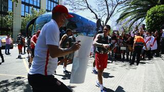 Inolvidable: Gianluca Lapadula cumple el sueño de unos hinchas de la selección peruana en Barcelona [FOTOS]