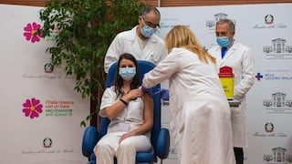 Una enfermera, una bióloga y un sanitario, Italia comienza a vacunarse 