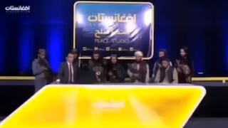 Presentador de televisión pasa momentos de tensión en vivo junto a talibanes armados 