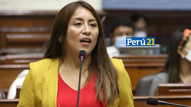 Trabajador de congresista Kelly Portalatino recolecta firmas para Perú Libre en horario laboral