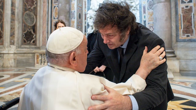 El papa Francisco y Javier Milei se saludaron con un efusivo abrazo tras canonización de “Mama Antula”