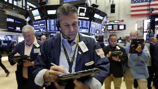Wall Street cierra con pérdidas en medio de una agitada jornada bursátil