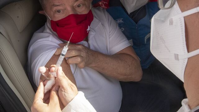Expresidente Lula recibe segunda dosis de la vacuna china Sinovac contra el coronavirus 
