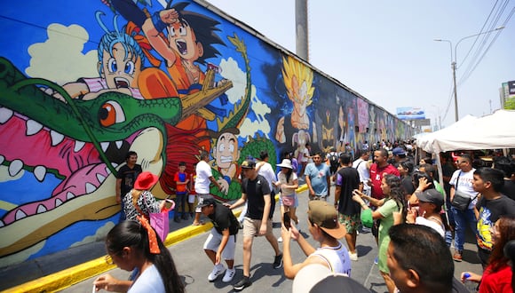 Artistas peruanos inauguran  el extenso y colorido mural que rinde homenaje al fallecido Akira Toriyama. Foto: César Bueno @photo.gec