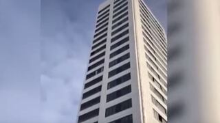 ¡Insólito! Joven salta del piso 24 de un edificio, su paracaídas falla... Pero sobrevive [VIDEO]
