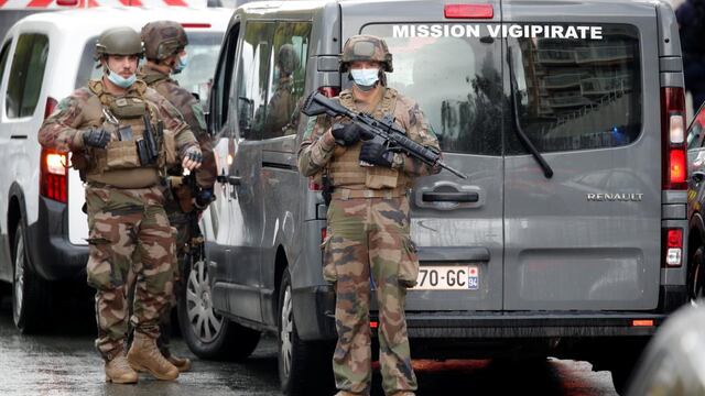 París: Dos heridos por arma blanca tras ataque cerca de la antigua sede de revista Charlie Hebdo