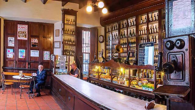 Premios SUMMUM 2023: La Antigua Taberna Queirolo fue reconocida como mejor restaurante clásico