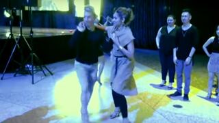 Bailarín impacta las redes al ritmo de salsa y empleando tacos | VIDEO