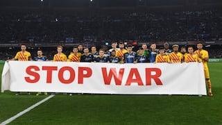 Barcelona y Napoli: jugadores mostraron una pancarta para manifestarse contra la guerra