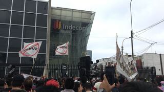 Hinchas de Universitario de Deportes lanzan huevos al frontis de Indecopi
