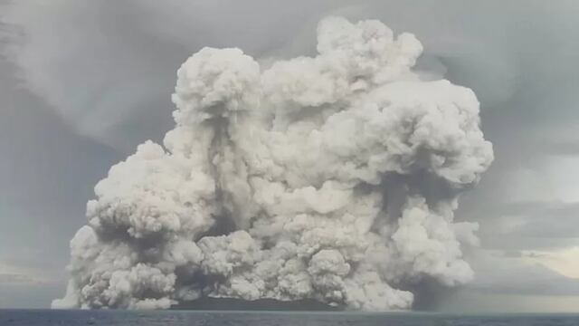 Tonga podría quedarse sin internet por un mes debido a la erupción volcánica